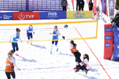 Uludağ’da kar voleybolu şöleni başladı