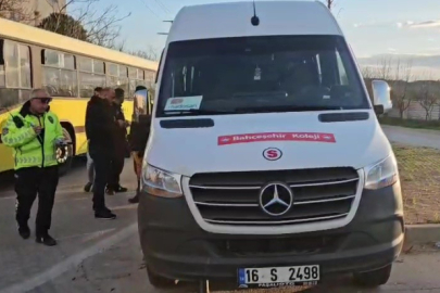 Bursa'da fenalaşan servis şoförü kaldırıma çıkıp güçlükle durabildi