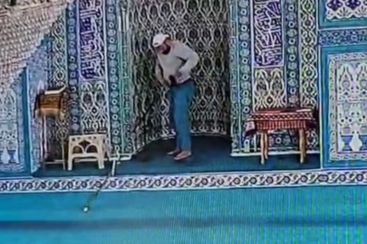 Bursa'da oltalı hırsız camiden mikrofon çaldı