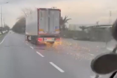 Bursa'da korku dolu anlar, direği deviren TIR olay yerinden kaçtı