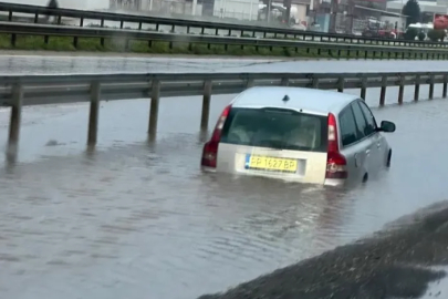Bursa'da otomobil su birikintisinde mahsur kaldı