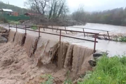 Gemlik'te aşırı yağışlar köprüyü ulaşıma kapattı