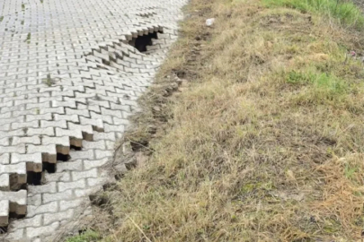 Mudanya'da yağmur sonrası site önündeki yol çöktü