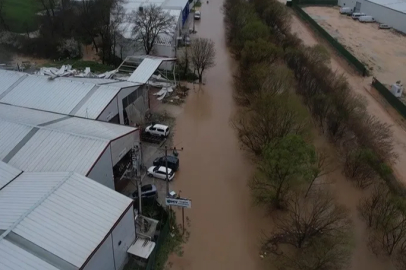 Ürünlü Deresi taştı, araçlar mahsur kaldı
