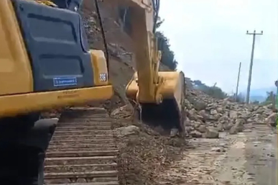 Gemlik-Mudanya yolu heyelan sebebiyle kapandı