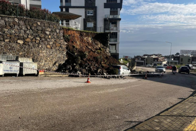 Mudanya'da yağmura dayanamayan istinat duvarı çöktü
