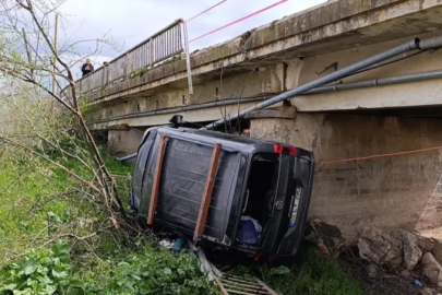 Bursa'da 3 araç birbirine girdi, 1'i dereye uçtu: 4 yaralı
