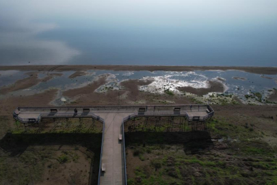 İznik Gölü'nde su çekilmesi alarm veriyor...İskele karada kaldı