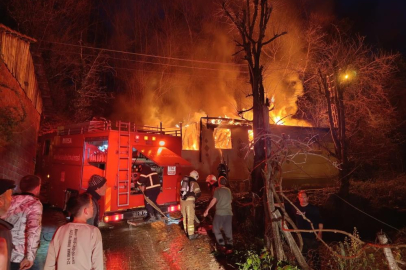 İnegöl'de tek katlı ev alev alev yandı