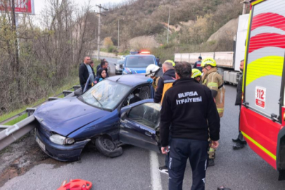 Bursa'da otomobil bariyerlere çarptı: 2 yaralı