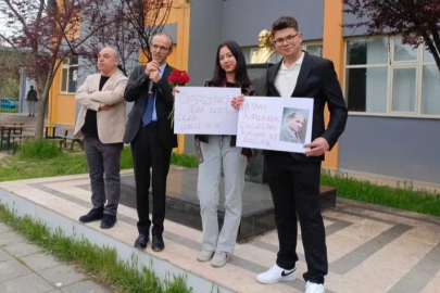 Bursa'da öğretmen ve öğrenciler çiçeklerle karşılandı