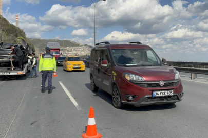 TEM’de otomobil yön levhasına saplandı: 1 kişi yaralandı