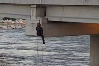 Bursa'da asılı kalan güvercini halatla inip kurtardılar