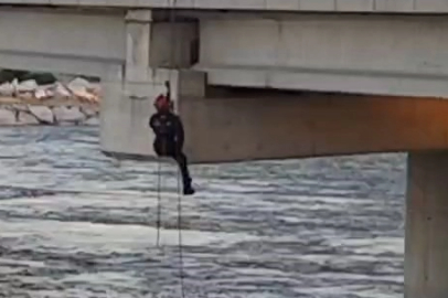 Bursa'da asılı kalan güvercini halatla inip kurtardılar