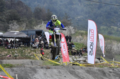 Bursa'da  motosikletler uçtu