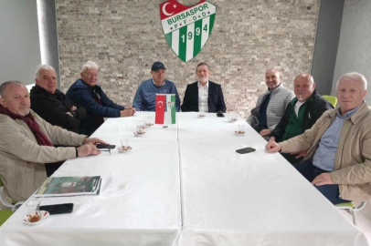 Bursaspor'un unutulmaz kaptanı Özden'in kitabı öğrencilere dağıtıldı
