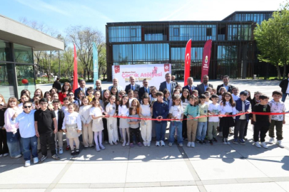 İnegöl'de 23 Nisan'a özel minik sanatçılar sergisi açıldı