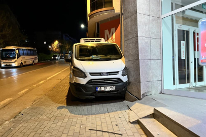 El freni boşalan minibüs duvara çarptı