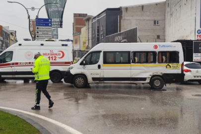 Kamyon ile servis minibüsü çarpıştı 4 kişi yaralandı