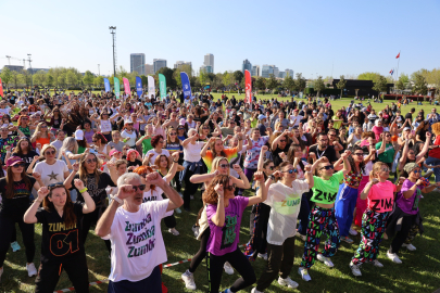 Bursa'da 'Dünya Dans Günü'nü zumba yaparak kutladılar