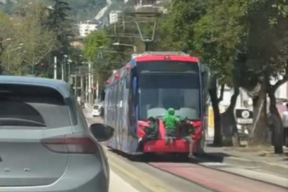 Tramvayın arkasına tutunan çocuklar yürekleri ağza getirdi