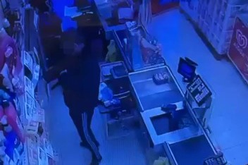 Bursa'da marketten nakit para ve sigara çalan şüpheli kameralara yansıdı