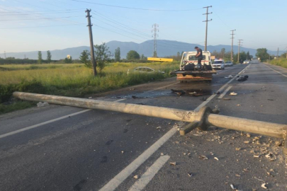 Bursa'da otomobilin devirdiği elektrik direğine motosiklet çarptı: 4 yaralı