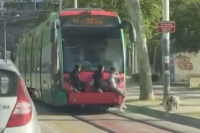 Bursa'da tramvay arkasında tehlikeli yolculuk