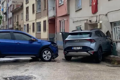 Bursa'da otomobil ile çarpışan cip eve girdi