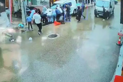 Bursa'da kamyonetin altında kaldılar, yürüyerek taburcu oldular