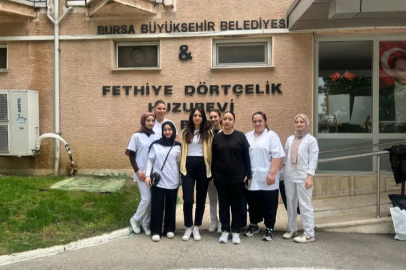 Meslek Lisesi Öğrencilerinden Huzurevinde Bayram Bakımı