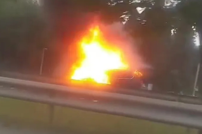 Bursa'da seyir halindeki otomobil alev alev yandı