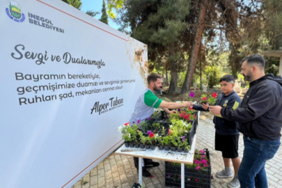 İnegöl Belediyesi Bayram Öncesi Mezarlıklarda Çiçek Dağıttı