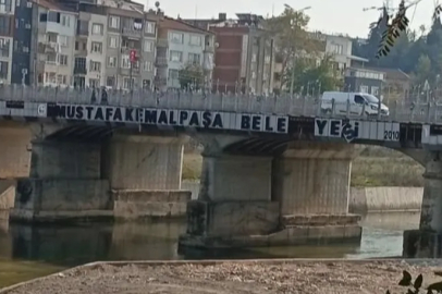 Mustafakemalpaşa’da köprüde asılı ilçenin adı harf harf dökülüyor