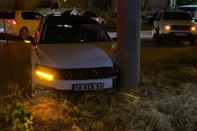 Bursa'da kontrolden çıkan otomobil direğe çarptı: 1 yaralı