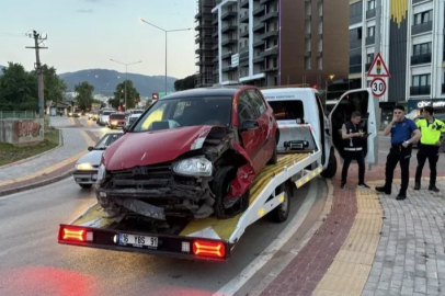 Bursa'da kontrolden çıkan araç tabelaya çarptı: 1 yaralı