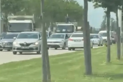 Bursa'da ters şeritten giden otomobil, trafiği böyle kilitledi