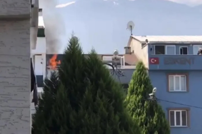 Bursa'da çatı yangını büyümeden söndürüldü