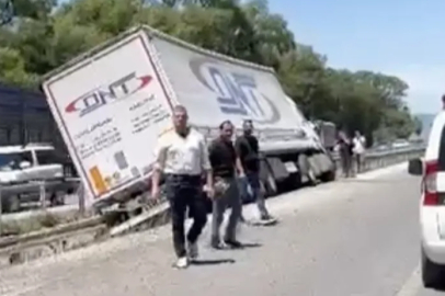 Karacabey’de ön lastiği patlayan TIR refüje girdi