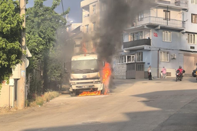 Bursa'da park halindeki kamyon alevlere teslim oldu