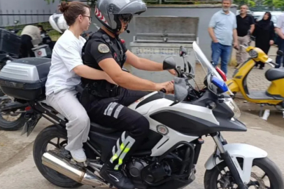 Bursa'da yanlış okula gelen adayların yardımına polis koştu