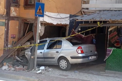 Bursa'da freni boşalan otomobil eve girdi