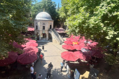 Bursa'da 530 yıllık Koza Han'da masa ve sandalyeler yeniden açıldı