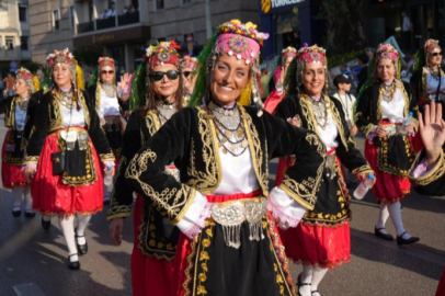 Altın Karagöz korteji Bursa sokaklarını renklendirdi