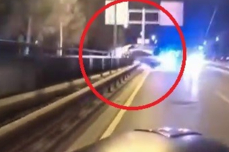 Bursa’da otomobil bariyerlere çarpıp takla attı
