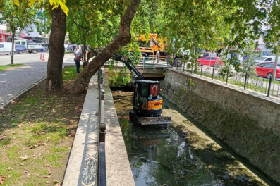 Gemlik Çarşı Deresi'nde temizlik çalışmaları başladı