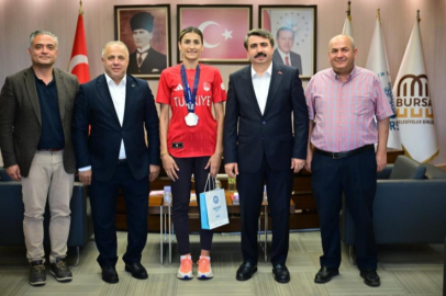 Milli tekvandocu Hatice Kübra İlgün, madalya sevincini Oktay Yılmaz'la paylaştı