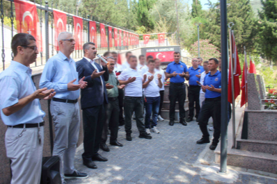 Bursa'da hükümlü ve personelden şehitliğe ziyaret