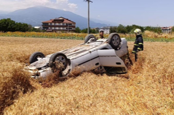Bursa'da yürekleri ağza getiren kaza! Otomobil tarlaya uçtu