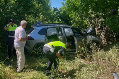 Bursa'da lastiği patlayan cip şarampole uçtu: 3 yaralı